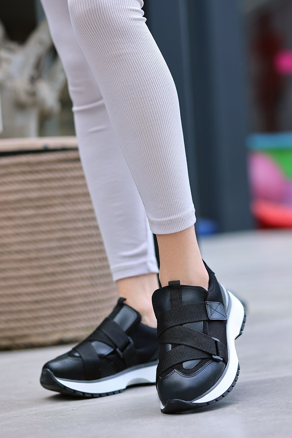 Corlo Lastik Detaylı Fileli Kadın Spor Ayakkabı Siyah