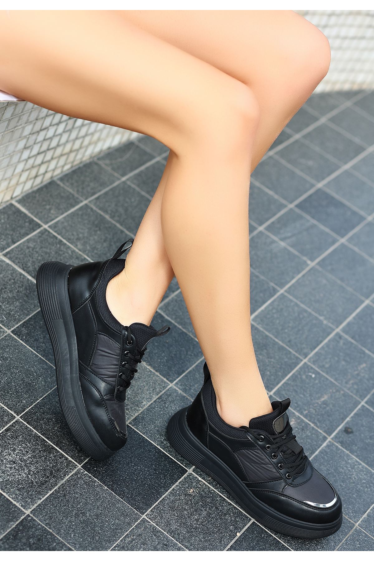 Special File Detaylı Bağcıklı Kadın Spor Ayakkabı Siyah S.T