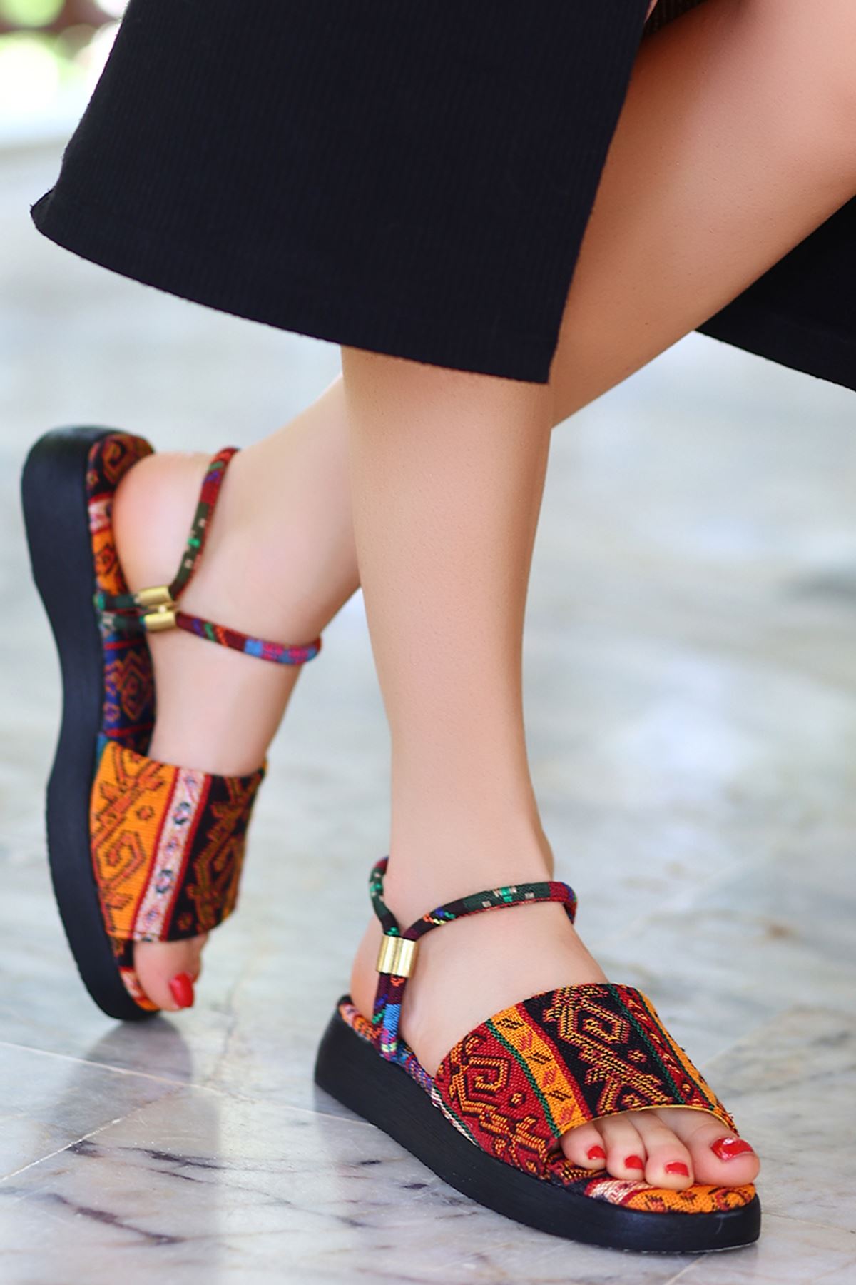 Rodez Desen Detaylı Sandalet Siyah S.T