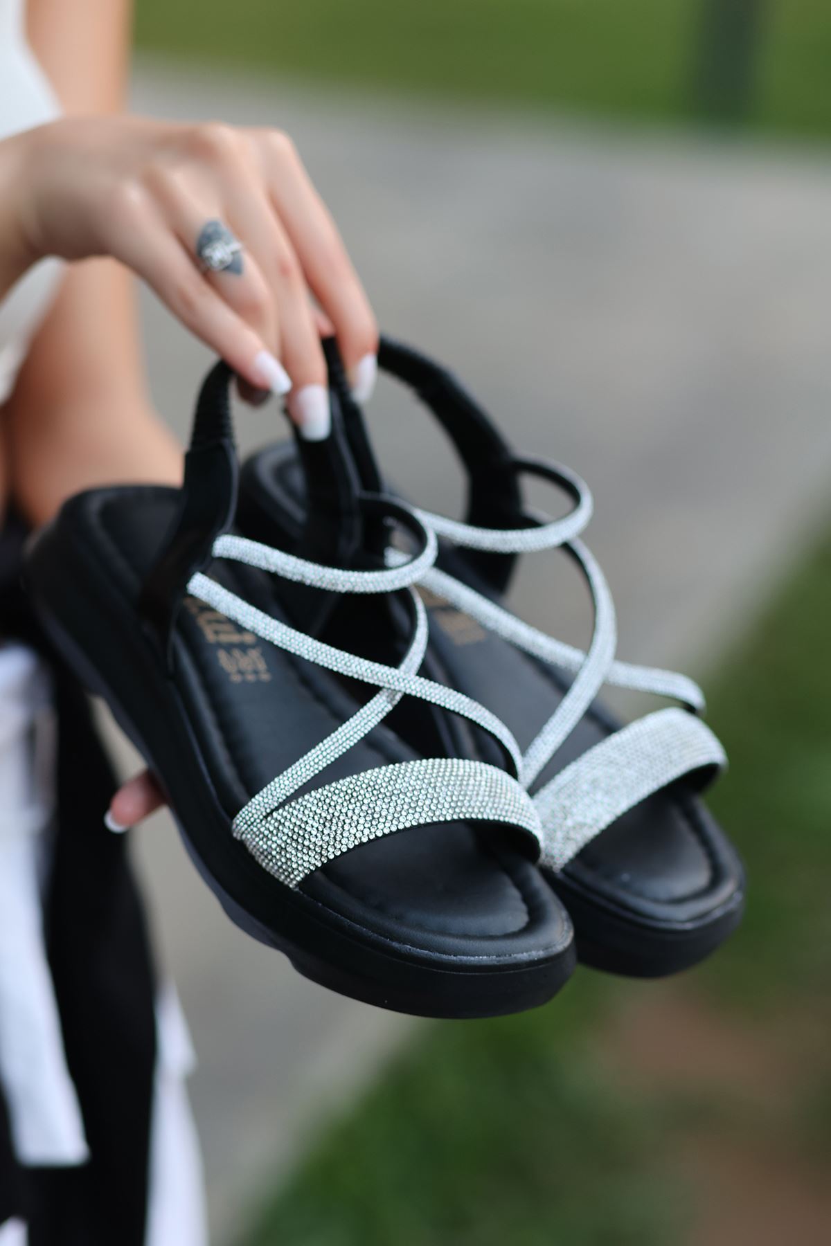 Tokensa Çapraz Taş Detaylı Sandalet Siyah