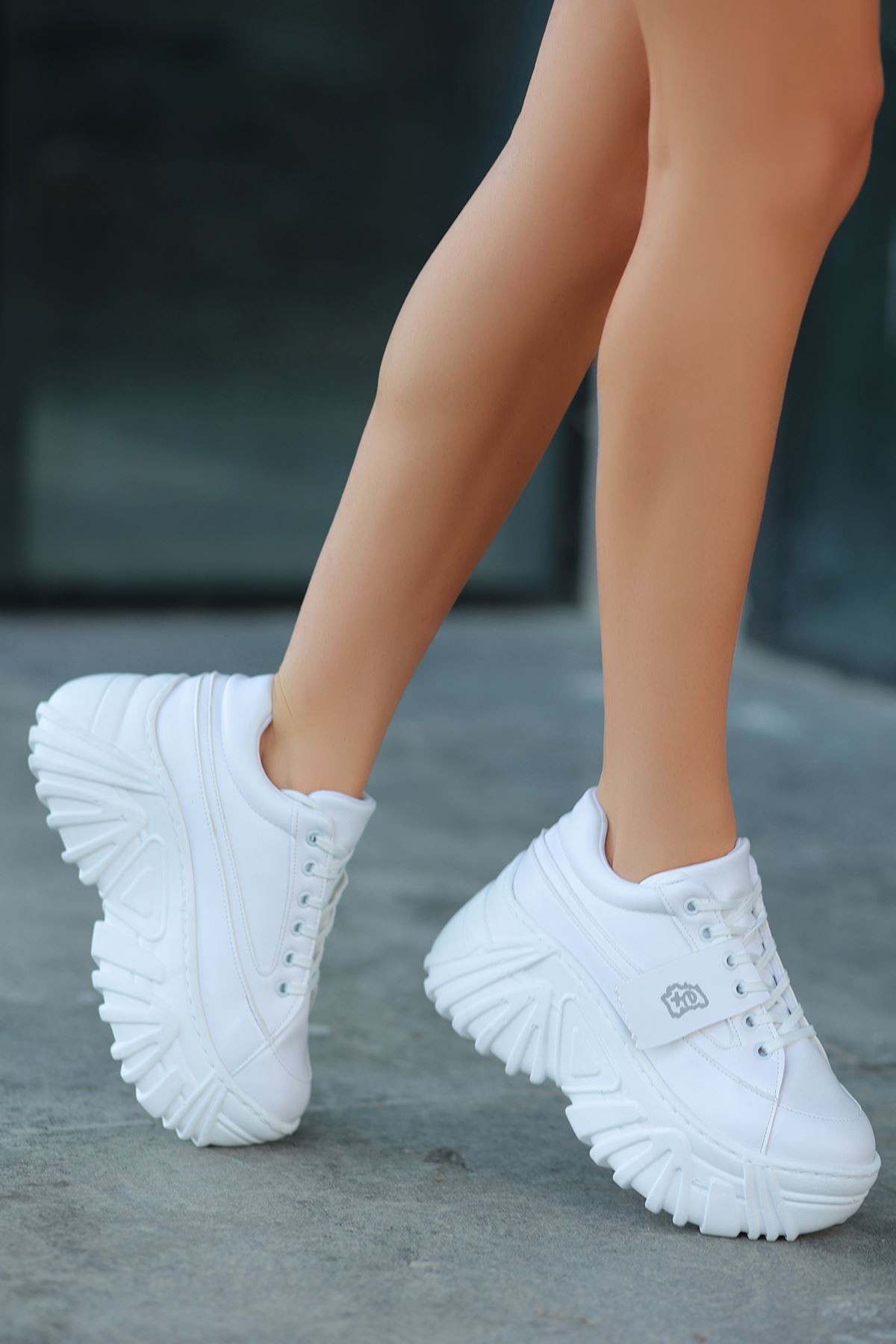 Erma Mat Deri Detaylı Bağcıklı Kadın Spor Ayakkabı Beyaz