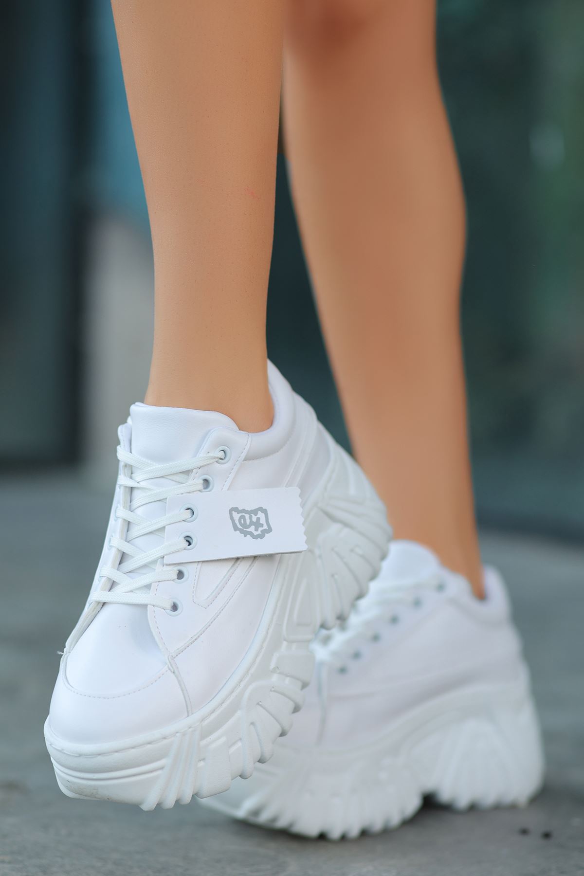 Erma Mat Deri Detaylı Bağcıklı Kadın Spor Ayakkabı Beyaz