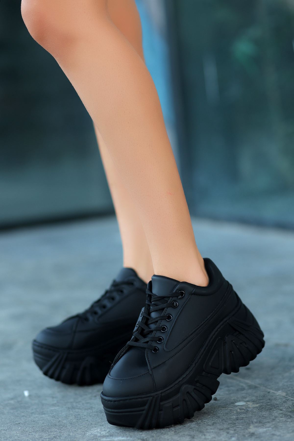 Erma Mat Deri Detaylı Bağcıklı Kadın Spor Ayakkabı Siyah