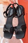 Minna Fiyonk Detaylı Siyah Kadın Topuklu Sandalet 